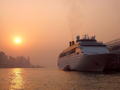 Sonnenuntergang mit Kreuzfahrtschiff
